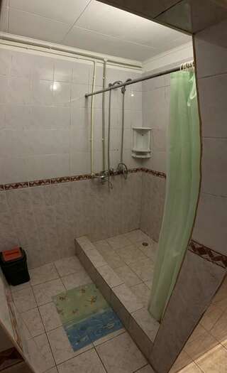 Отель Гостиница ИЛЕК Актобе Двухместный номер эконом-класса с 2 отдельными кроватями и общей ванной комнатой-1